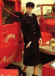 Un mannequin féminin habillé en uniforme d apparat vous accueille près des véhicules. La première femme pompier a été recrutée dans une caserne située en région rouennaise, à Barentin.
