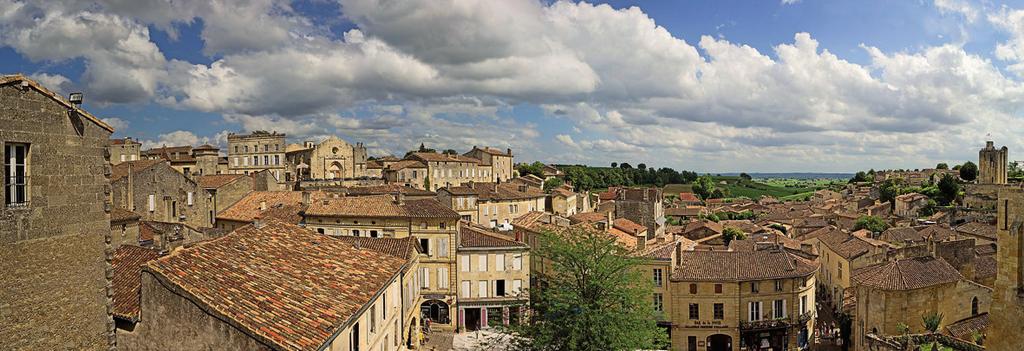 Le lendemain, nous visitons Bordeaux en car et le centre historique à pied. À Saint-Émilion, nous découvrons le village et son patrimoine souterrain.