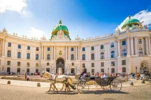 Jour 5 - Vienne Après petit déjeuner à l hôtel, départ avec votre guide à la découverte des curiosités de cette ville imposante.