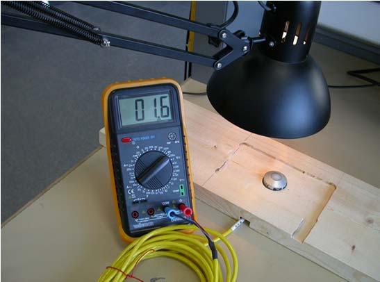 Photo 3 Etalonnage du "soleil artificiel". Le voltmètre mesure l'irradiation vue par le pyranomètre qui est éclairé par la lampe.
