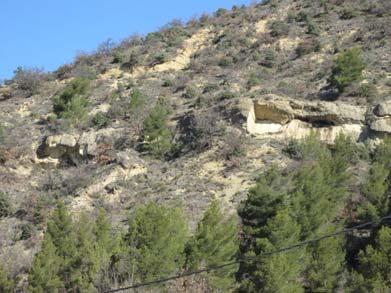 CG 83). Chute de 2 blocs dans les grès sablo-marneux du Miocène sur la commune de Digne en 2005 (source RTM04).