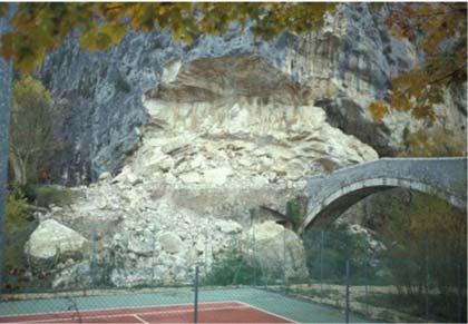 RTM04) Le 11 novembre 1987, ce sont près de 1 000 m 3 qui se sont détachés de la paroi rocheuse du Roc de