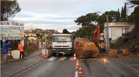 Source : CG83 Source : CG83 Éboulement d un bloc rocheux de 20 tonnes sur la RD559 à Sanary-sur-Mer (Var) dans la