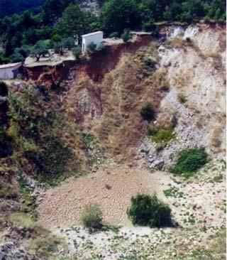 Ces terrains sont soumis au phénomène de dissolution du gypse qui peut donner naissance à des cavités souterraines.
