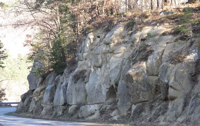 Affleurement sous la forme de bancs de grès des Grès d Annot : bancs rocheux qui peuvent atteindre plusieurs dizaines de mètres de hauteur et former des barres