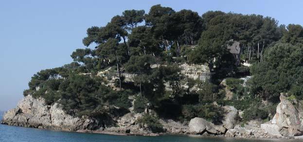 Sur le littoral varois, dans la région de Toulon, ainsi qu à l est sur le massif du Tanneron, affleure des gneiss et phyllades (catégorie K,