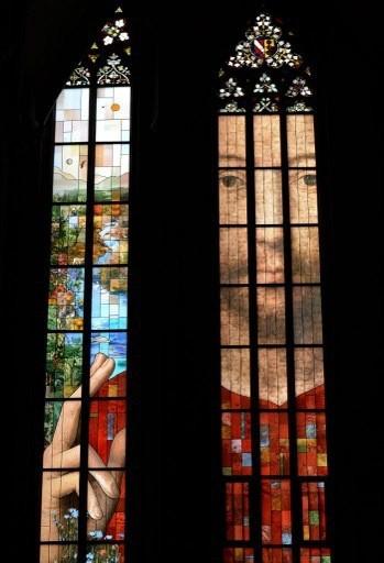 Une œuvre contemporaine à la cathédrale de Strasbourg En 2016, à la veille des journées du patrimoine, la cathédrale de Strasbourg a inauguré un nouveau vitrail, composé de deux verrières verticales