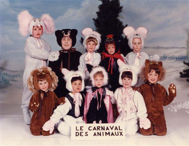 42- Le carnaval des animaux Costume de lions et lionnes, de chats et chattes, de lapins et de lapines, de souris mâle et femelle et un costume d éléphant.