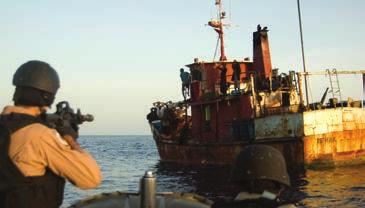 Sécurité maritime Photo ci-dessus : En mai 2009, des militaires américains appartenant à la Task Force 151 capturent des pirates présumés après avoir répondu à un appel de détresse du navire marchand.