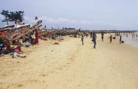 Les défis Photo ci-contre : Bateaux de pêche traditionnelle sur la plage de Kayar, troisième port de pêche artisanale du Sénégal.