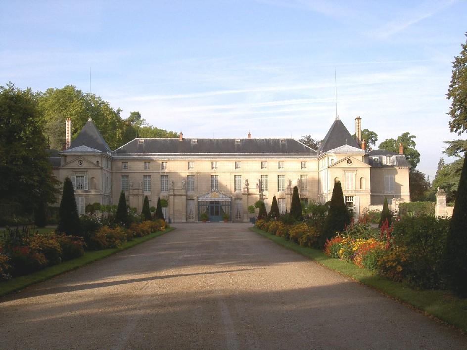 Le château de Malmaison Acheté en 1799 par Joséphine et Napoléon Bonaparte, réaménagé par les architectes Percier et Fontaine au goût du jour, le château de Malmaison devient de 1800 à 1802, avec les