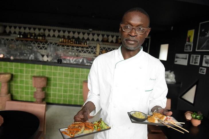 Le chef sénégalais pionnier de la cuisine africaine Pierre Thiam dans son restaurant de Lagos, le 14 janvier 2016 / AFP A Lagos, dans l'atmosphère feutrée du très chic restaurant "Nok By Alara", on