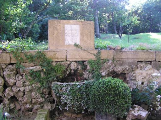 ) Matériaux : calcaire ; moellon, pierre de taille Dimensions en cm : 100 h ; 220 la Source située dans le parc privé du château de Labaume.