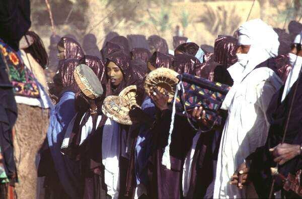 Cette situation de disparition d imzad est valable partout dans le monde touareg : En Ahaggar, certains genres musicaux sont en voix de disparition et ne gardent que très peu de pratiquants, mais