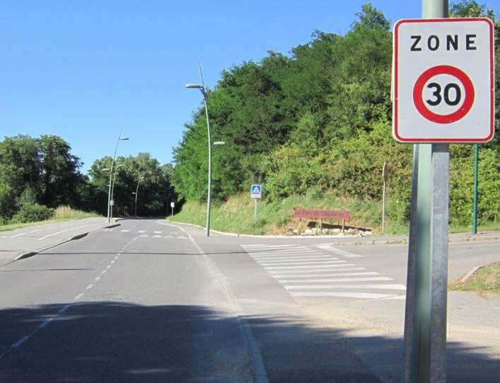 La signalisation avancée (AB25) annonçant le carrefour giratoire détermine de fait une perte de priorité.