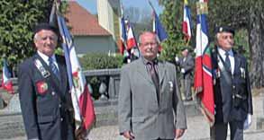 Aussi, au 71 ème anniversaire de la Libération, le Président Robert Vanson mettait à l honneur deux de nos porte-drapeaux en leur remettant leur insigne.