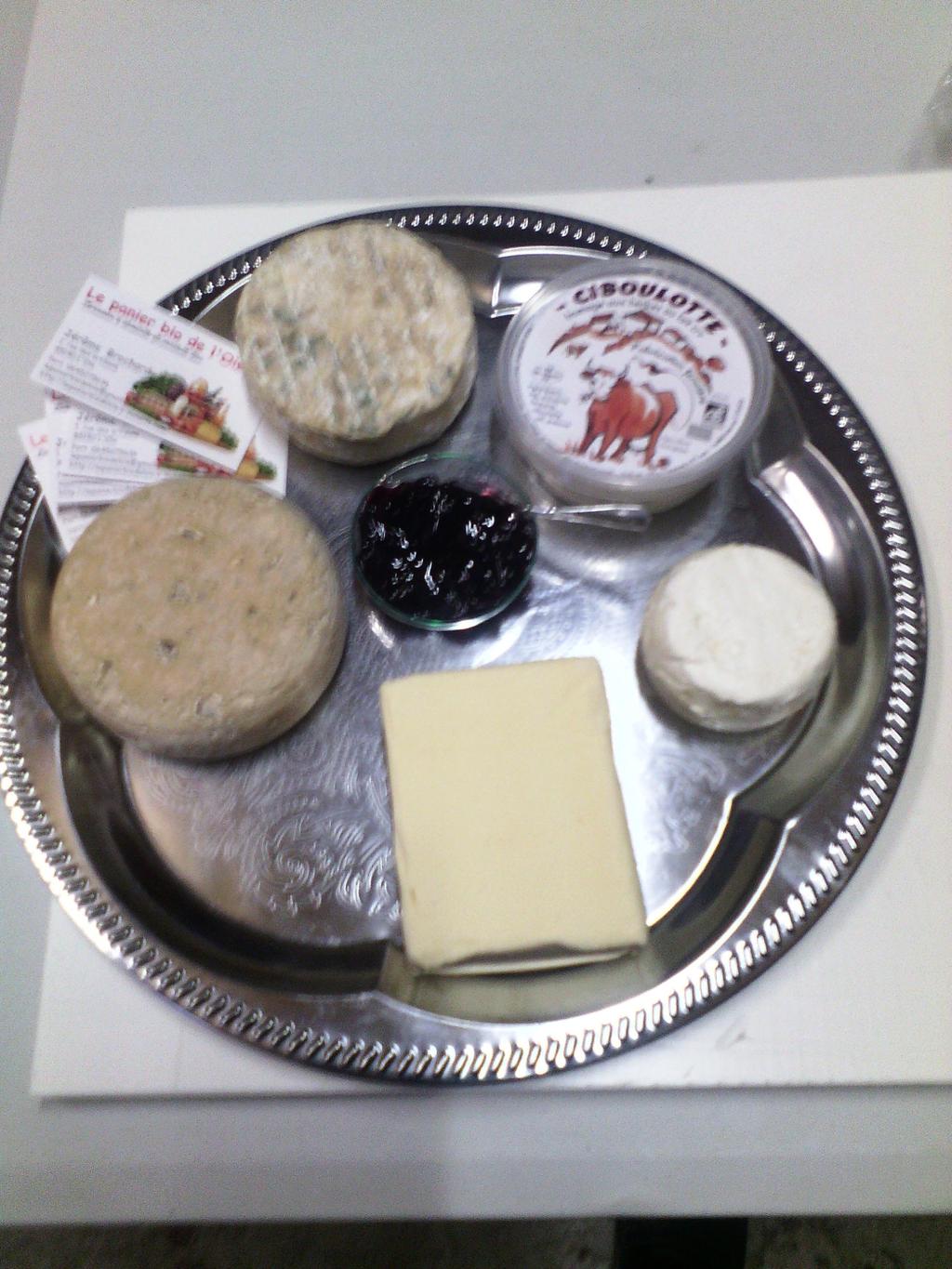 -Franck SEILLER (Chantonnay) : chèvre >fromage nature, frais ou affiné (crottin et bûchette) Exemple d'un panier de