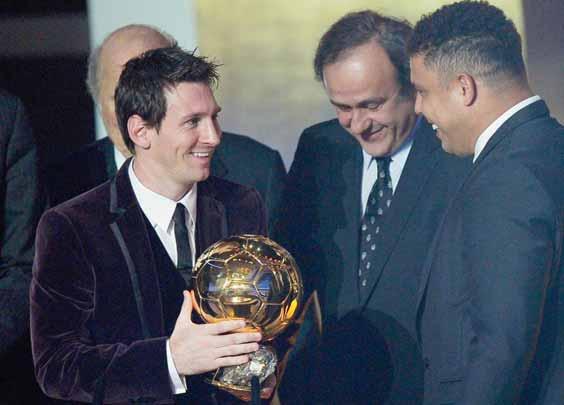 <wm>10casnsjy0mdq20juystq0swqaybvxcq8aaaa=</wm> MARDI 10 JANVIER 2012 L'IMPARTIAL SPORTS 19 FOOTBALL L Argentin remporte son troisième Ballon d or consécutif, comme Michel Platini.