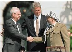 Activité 5 Approfondir la problématique de l émission Lisez cet extrait de l analyse du D. Basterrechea puis répondez aux questions. Arafat-Rabin : une poignée de main sans lendemain?
