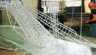 Le revêtement contenant le Zinc GalvanisaHon: acier plongé dans un bain de zinc fondu (Teneur > 99,5%) pour former un revêtement métallique (ISO 1461) Processus industriel avec différentes phases