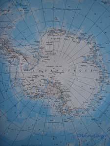 L'Antarctique est un continent recouvert de glace, cerné par les mers les plus agitées qui soient.
