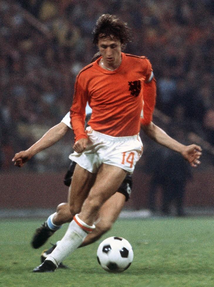L'attaquant néerlandais Johan Cruyff contrôle