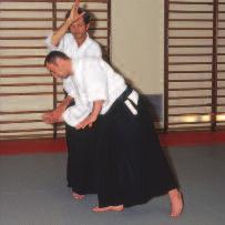l intérieur SANKYO = 3ème principe combiné de UCHI KAITEN et SANKYO UDE KIME