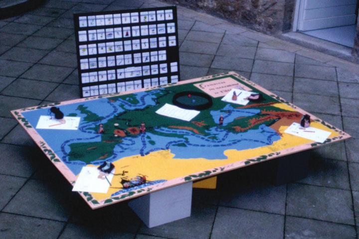 Le jeu des marchands - une carte de l Europe et du bord méditerranéen sur panneau de bois - des fiches de jeu - des fiches produit rangées dans un présentoir - des pions en céramique représentant des