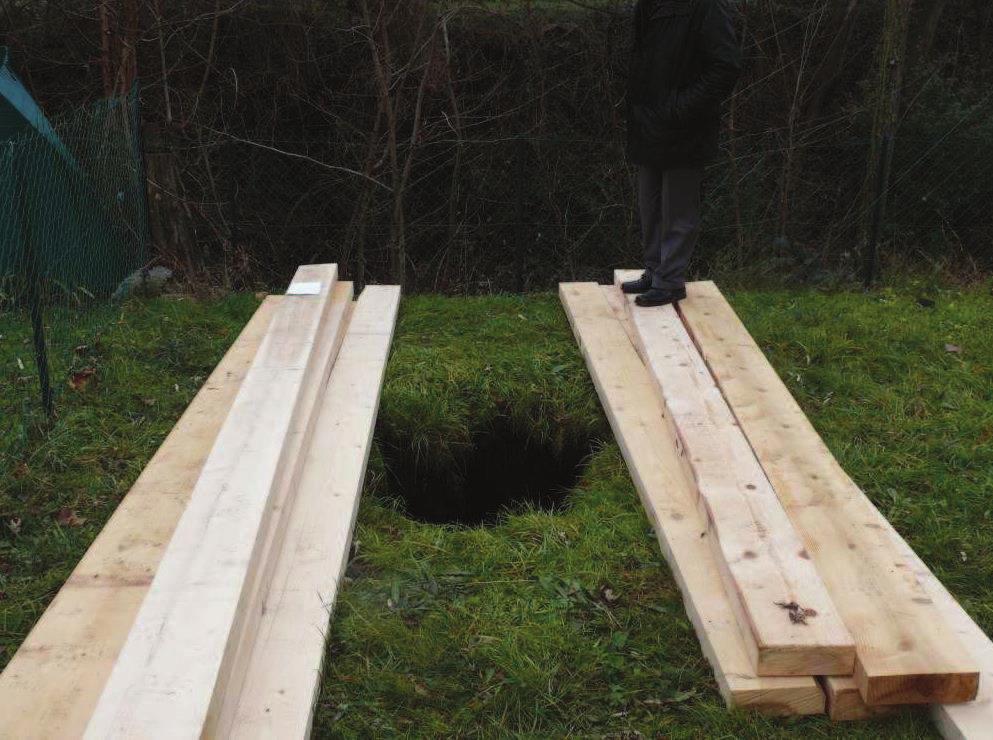Caractérisé par une ouverture d un mètre de diamètre et une profondeur de 4 m (Photo 5), le fontis, dont le diamètre au fond avait atteint 5 m, laisse penser à un puits ayant débourré