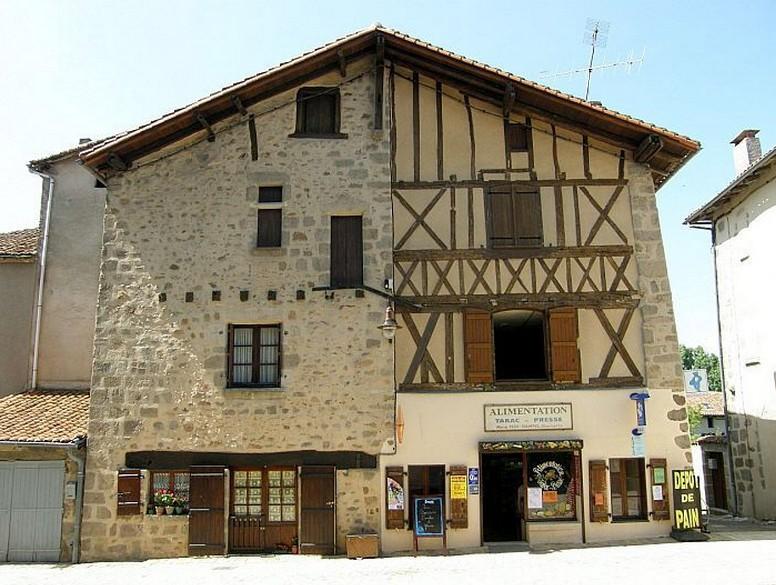 Au XIVème siècle, les méthodes et les matériaux de construction pouvaient varier comme en témoignent ces maisons jumelles situées dans la Rue de l'abbatiale.