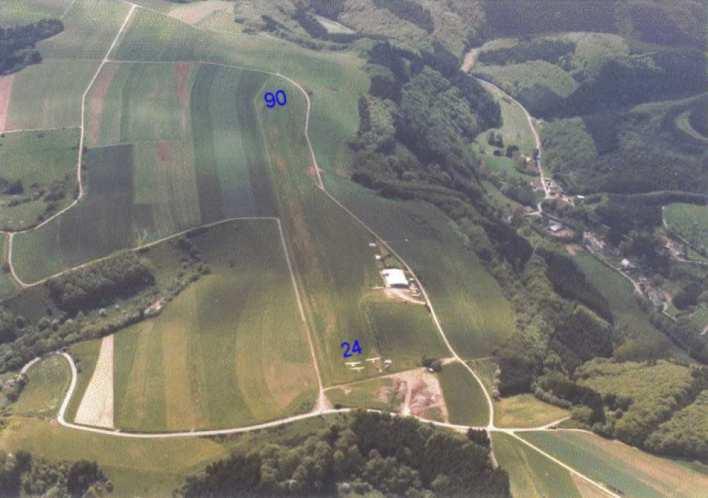 Aérodrome d Utscheid: 49 59'.56" N 6 20'.35" E Piste 06/24 424 m AMSL Fréquence : 123.