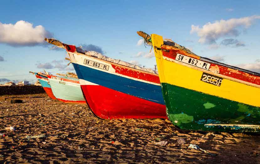 Cap Vert Merveilles Capverdiennes Ce voyage vous invite à découvrir le meilleur du Cap Vert en parcourant deux îles de contrastes : São Vicente, désertique avec Mindelo, le cœur culturel du Cap Vert;
