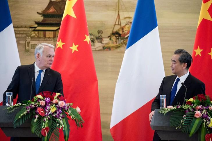 Le ministre chinois des Affaires étrangères Wang Yi (d) et son homologue français Jean-Marc Ayrault lors d'une conférence de presse, le 14 février 2017 à Pékin / AFP La Chine a averti vendredi qu'un