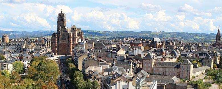 architecture romane et gothique. Puis vous pourrez découvrir le Château Comtal. Ultime défense, le château fut construit au XIIème siècle par les Trencavel, Vicomtes de Carcassonne.