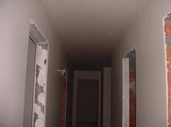 L'étage est pourvu d'une chape en ciment (le revêtement du sol n'est pas compris dans l'offre). Le sol de la salle de bain est carrelé VC 25 /m².