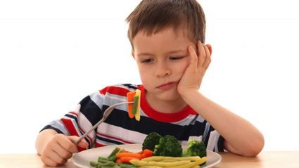 2) Mon enfant ne mange pas de légumes Pas de problème si fruits et produits complets Education au goût: - faire goûter >10 fois sous la même forme - faire participer