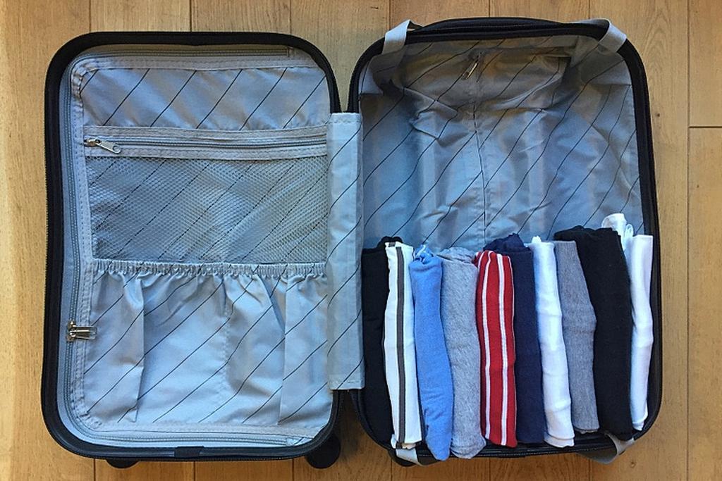 Rangement vertical Pour gagner un maximum de place dans sa valise, on oublie les piles de vêtement qui se superposent comme un mille-feuille et on range verticalement.