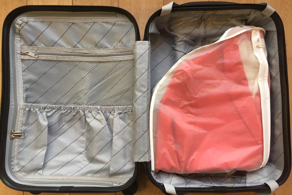Une housse en plastique contre les vêtements froissés Comprimés dans la valise, les vêtements n'ont pas toujours très belle allure lorsqu'on les déplie à l'arrivée.