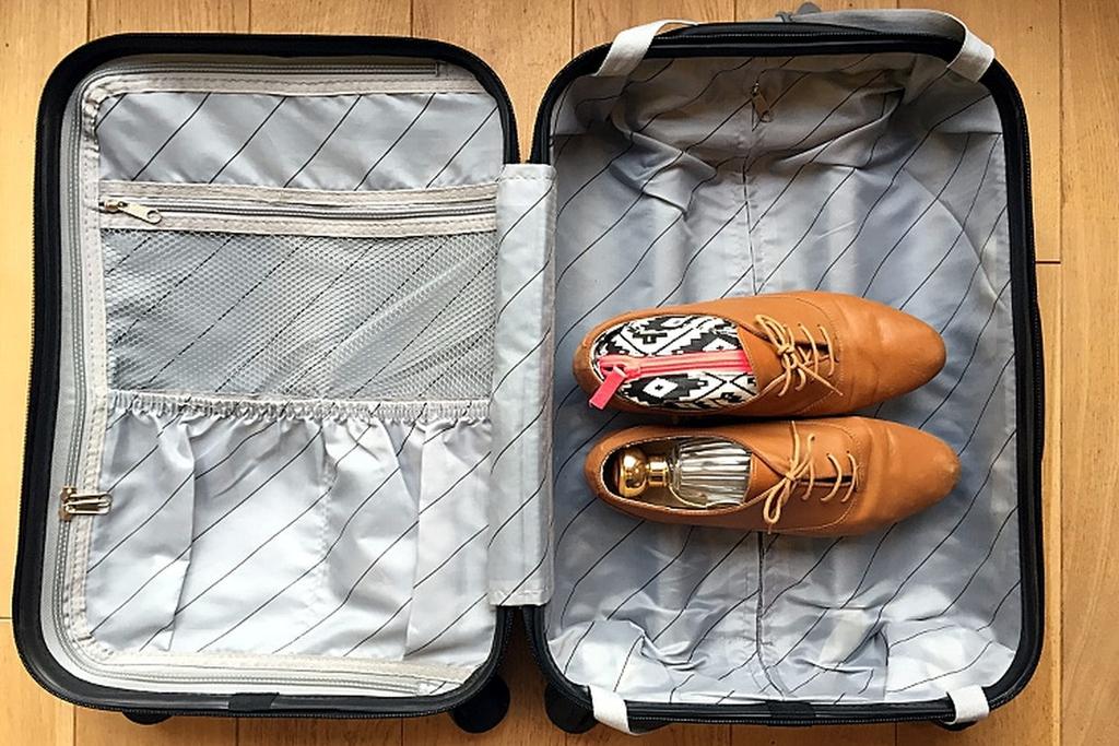 Pas de place perdue La règle d'or lorsqu'on fait sa valise est incontestablement d'optimiser le moindre cm2. Et l'intérieur des chaussures n'y fait pas exception.