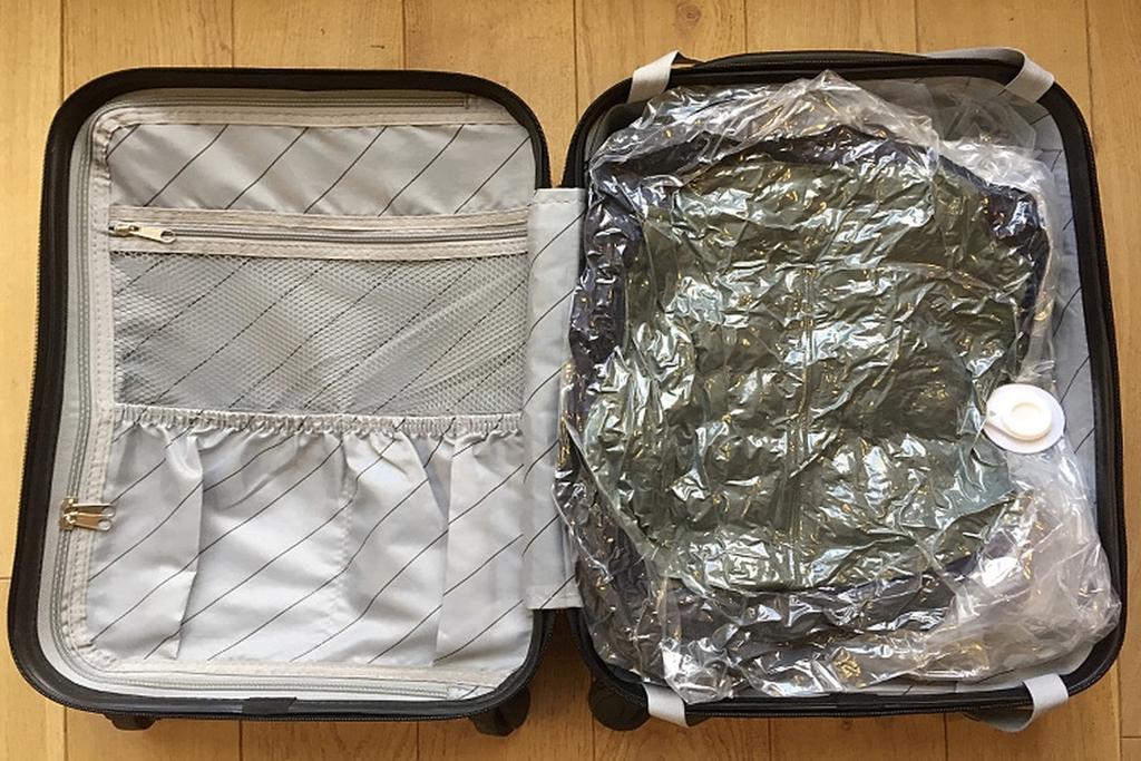 Housse gain de place Faire sa valise pour un séjour hivernal présente un défi de taille : caser doudounes, pulls en laine ou combinaisons de ski dans une seule valise.