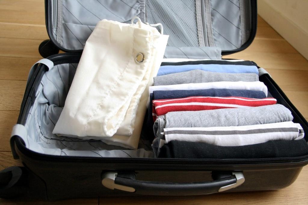 Un sac à linge sale Pour ne pas passer la moitié de son séjour avec une valise faisant cohabiter linge propre et linge sale,