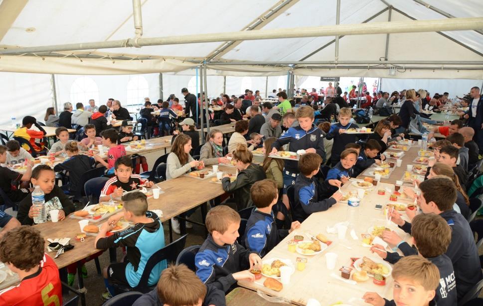 Tournoi de Pentecôte 2018 Repas Les quatre repas seront servis au stade à Valras Plage, Les matchs se poursuivent entre 12h00 et 14h00.