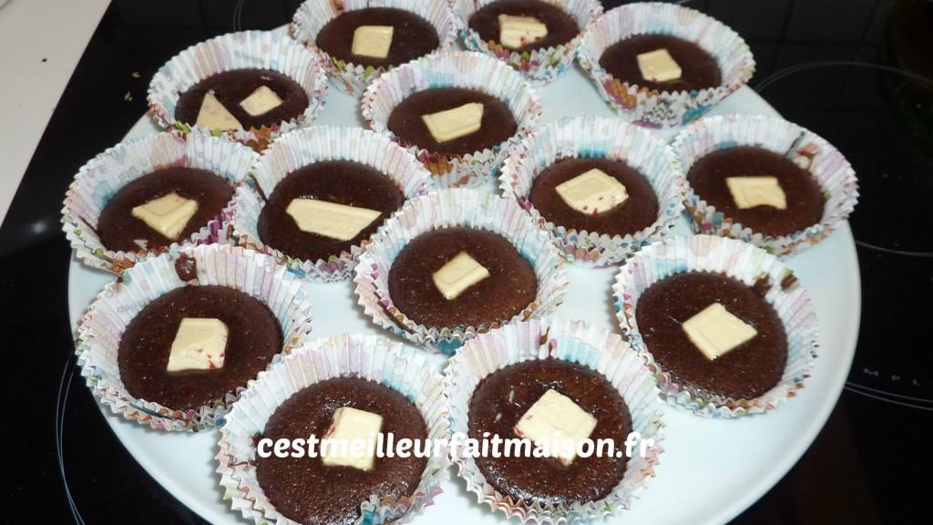 Fondants au chocolat coeur de chocolat blanc aux pépites de fraise Des petits gâteaux super bons et très riches alors si vous êtes au régime, FUYEZ!