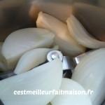 Emmental râpé Sel, poivre, muscade Préparation: 1- Mettre les oignons coupés en 4 dans le