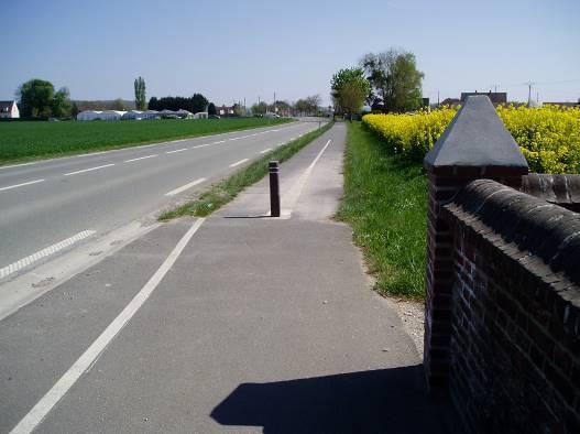 Après le cimetière : voie verte (l= 2,20 m) séparée de la route par une bande enherbée (l = 1m).