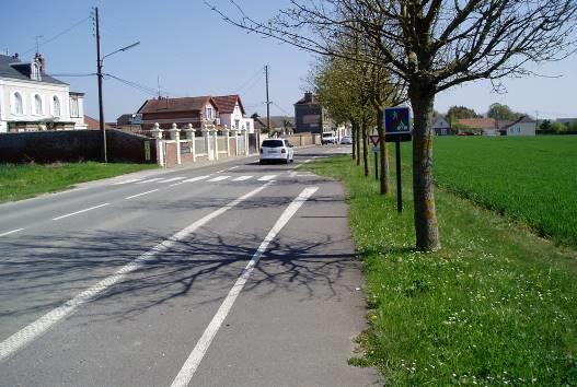 /j Vitesse limite : 50 km/h Sécurisation section courante : pictogrammes vélo sur le sol et bandes /