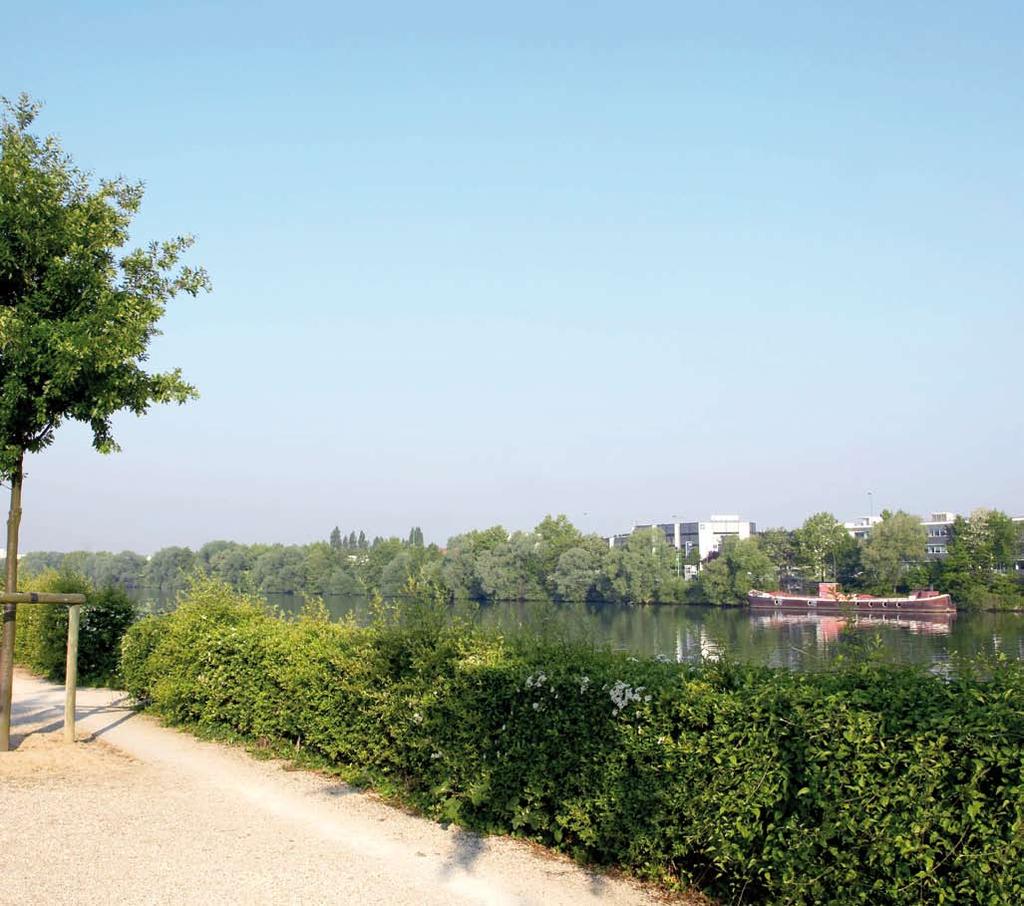 Chiffres clés 26 hectares longeant la Seine 2,2 km de promenades 5,5 km de parcours de jogging Un parc à vocation sportive Le Parc Pierre Lagravère, tourné vers la Seine, est dédié aux sports et aux