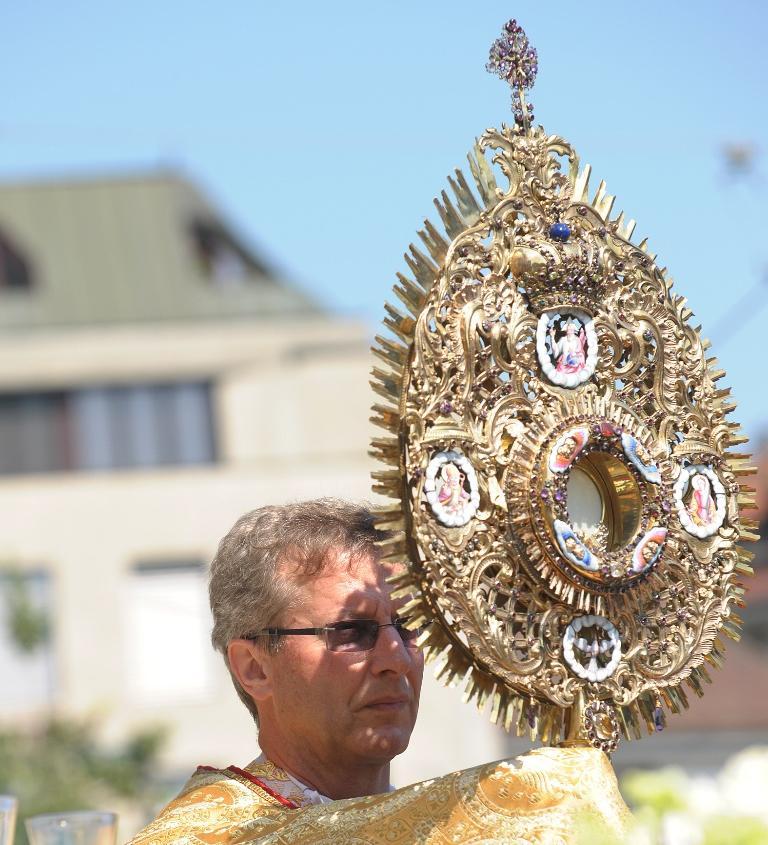Fête-Dieu La messe de la Fête-Dieu sera célébrée le jeudi 15 juin à 9h dans la cour du Collège St-Michel par Mgr Alain de Raemy.