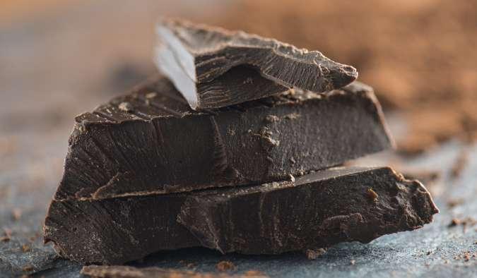 4 Si vous aimez le chocolat, autorisez-vous 1 carré de chocolat noir à 70% de cacao par jour.