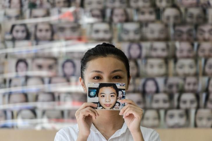Une jeune femme montre une photo d'elle-même et du changement de son visage après une épilation de ss sourcils, le 22 juillet 2016 à Hong Kong / AFP Vous voulez améliorer vos performances au travail?